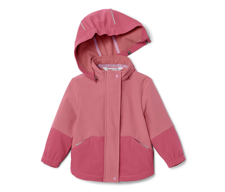 Pembe, yağmurda renk değiştiren çocuk softshell montu kapüşonlu ve beyaz bir zeminde duruyor.