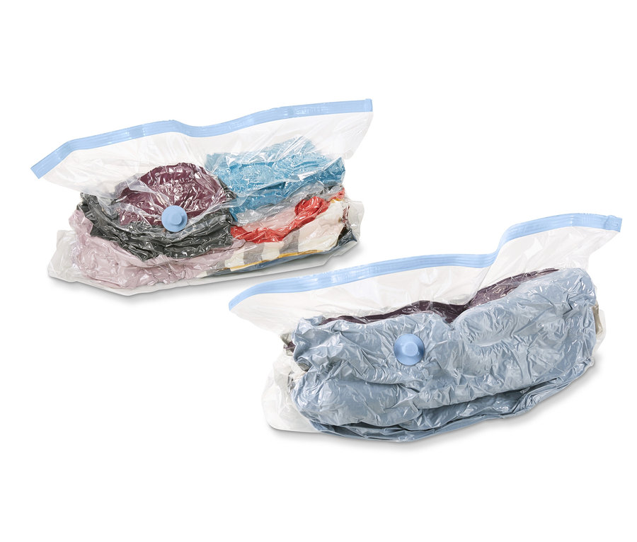 Beyaz bir arka plan üzerinde giysilerle dolu iki adet Vakumlu Hurç, Küp.