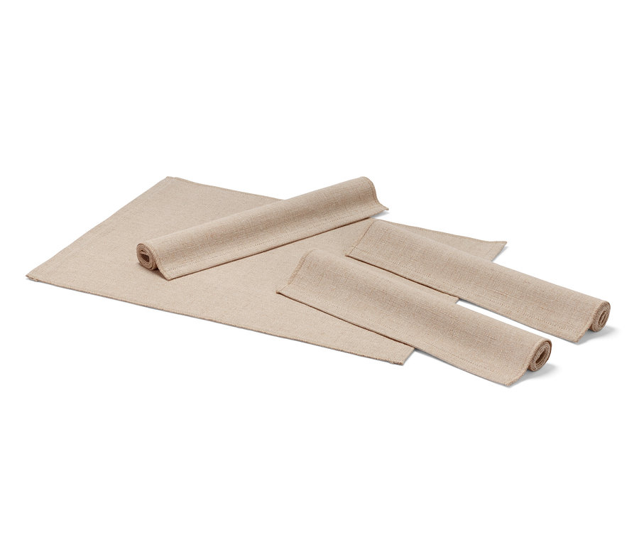 Dört adet bej Amerikan servisi, ikisi rulo yapılmış, beyaz bir zemin üzerinde duruyor.