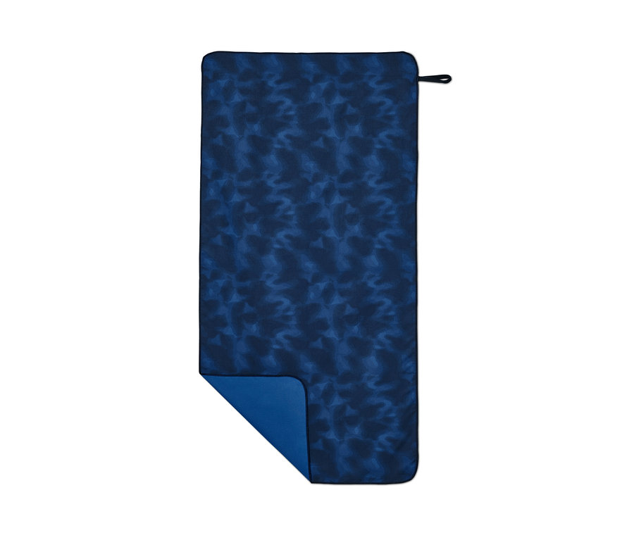 Soyut desenli mavi spor havlusu.