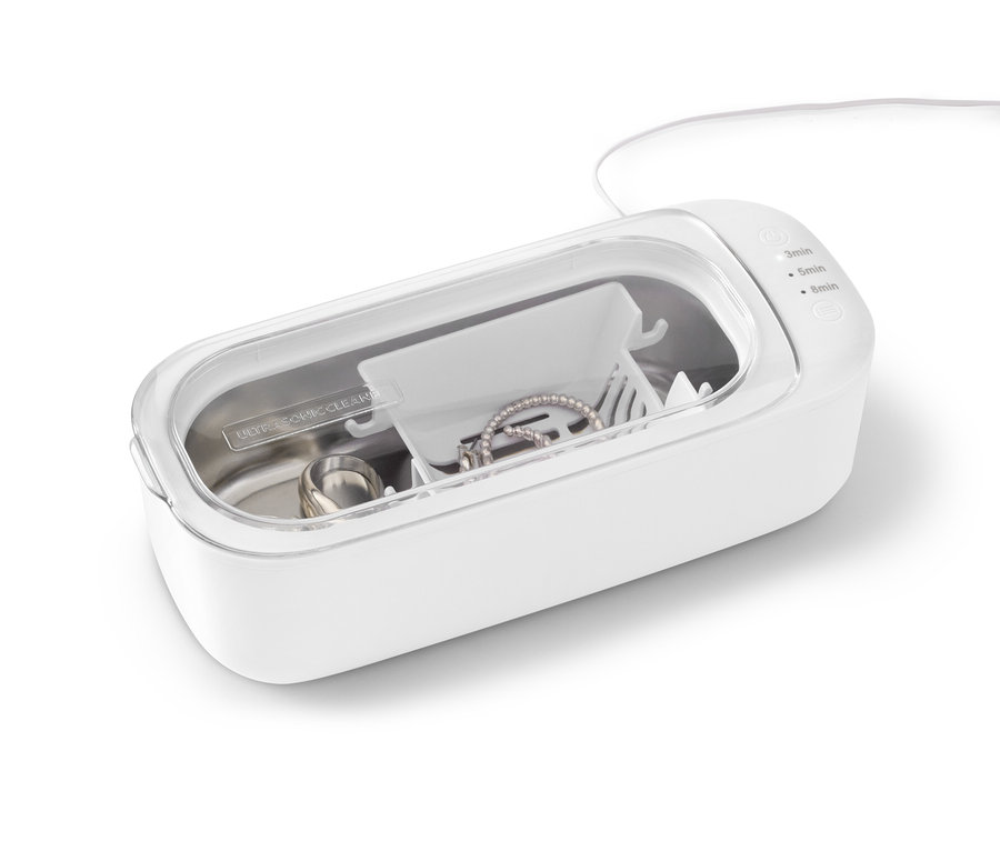 Mücevherler ultrasonik temizleyicide duruyor.