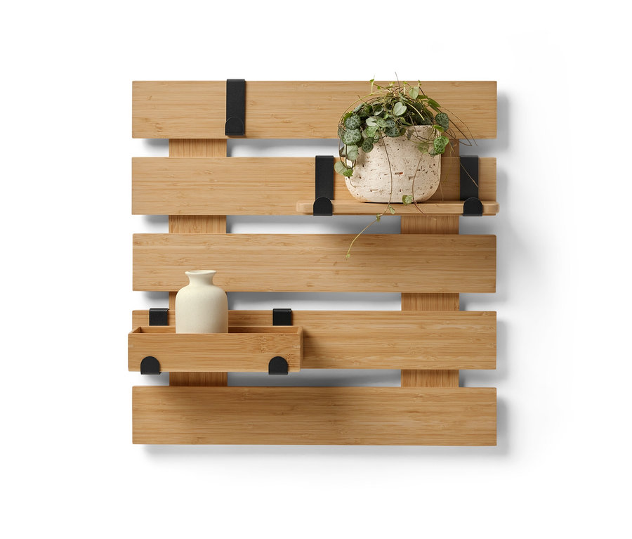 Üzerinde bir vazo ve saksı bulunan, esnek kancalı ve tabanlı bir duvar rafı.