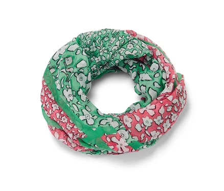 Yeşil, pembe ve beyaz renklerde baskılı tulum şal duruyor.