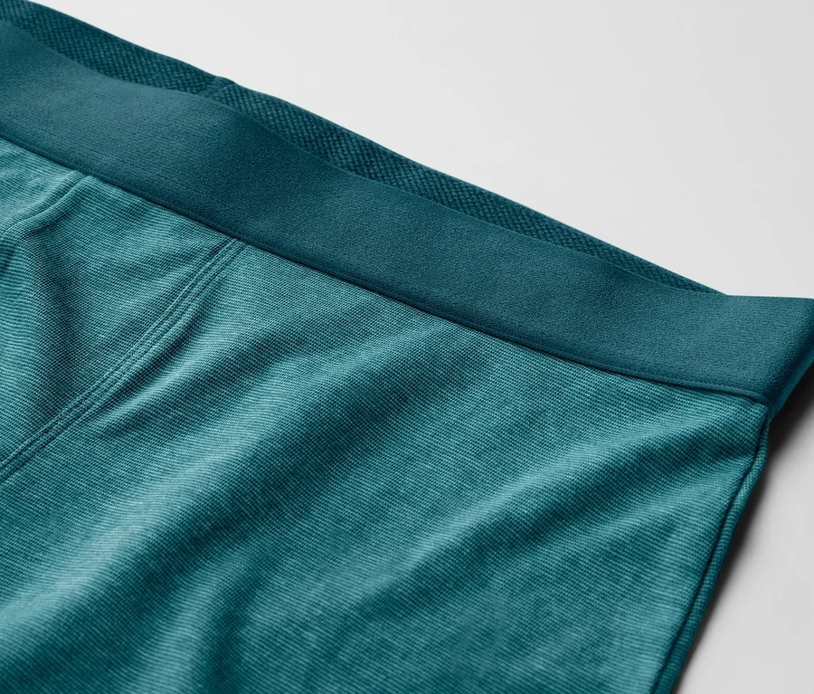 Lacivert belli, mavi-yeşil renkteki 4 Adet Slip Boxer, Tamamı Baskılı ürününün yakın çekim detayı.