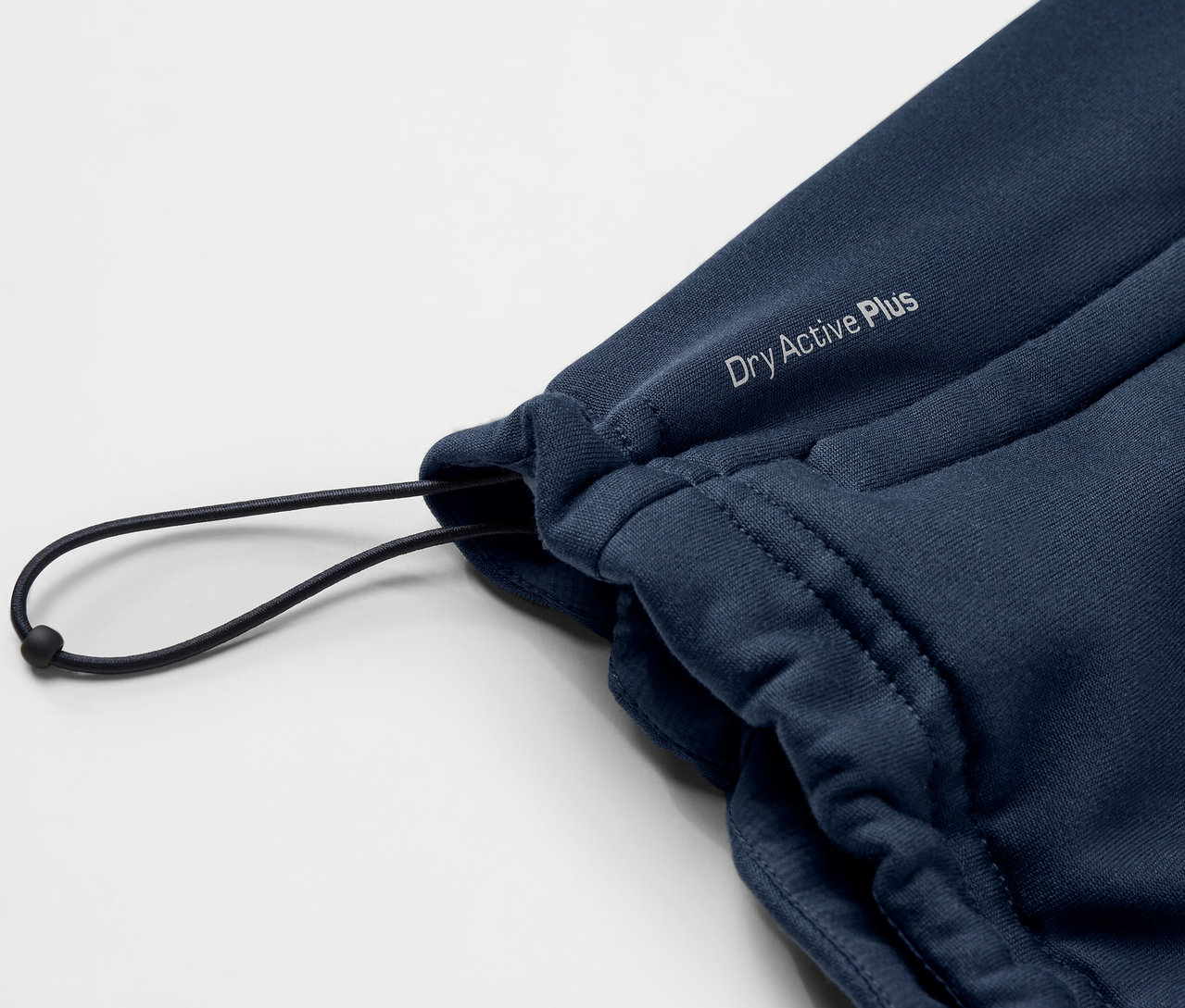 Büzgülü mavi termal yelek detayı.