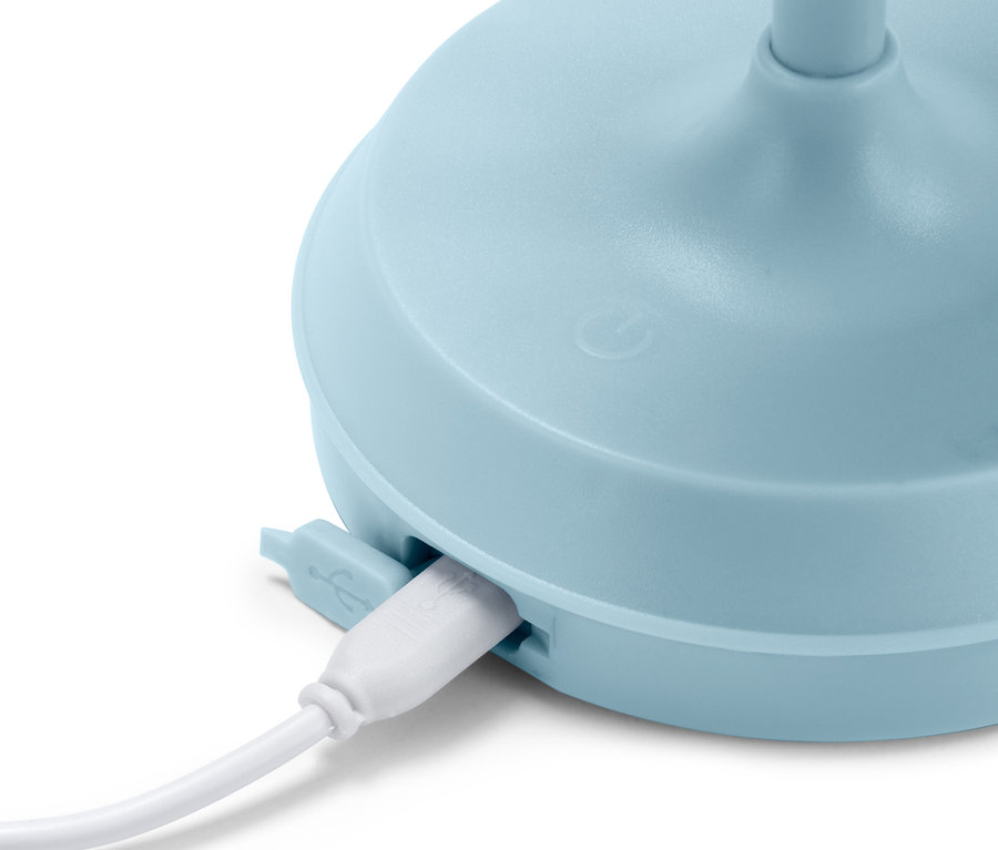 Porta takılı beyaz USB kablosu olan mavi LED Pilli Lamba'nın detayı.