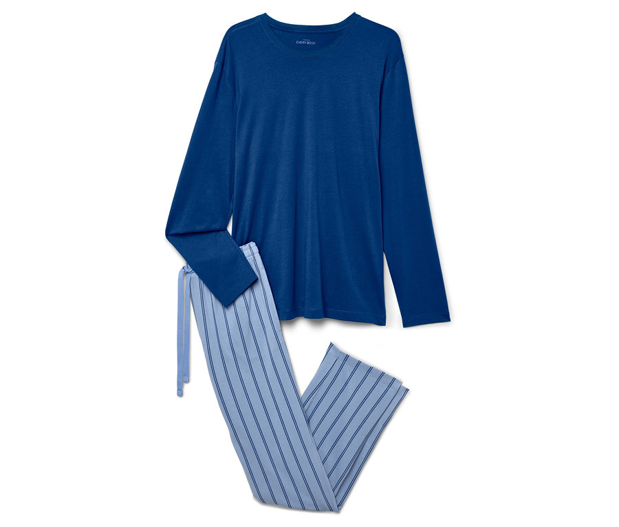 Mavi uzun kollu pijama üstü ve çizgili pantolon beyaz bir arka plan üzerinde duruyor.