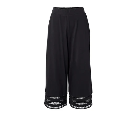Etek ucunda nakış detaylı siyah culotte pantolon.