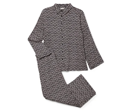 Beyaz bir arka plan üzerinde, uzun kollu ve çiçek desenli bir pijama takımı.