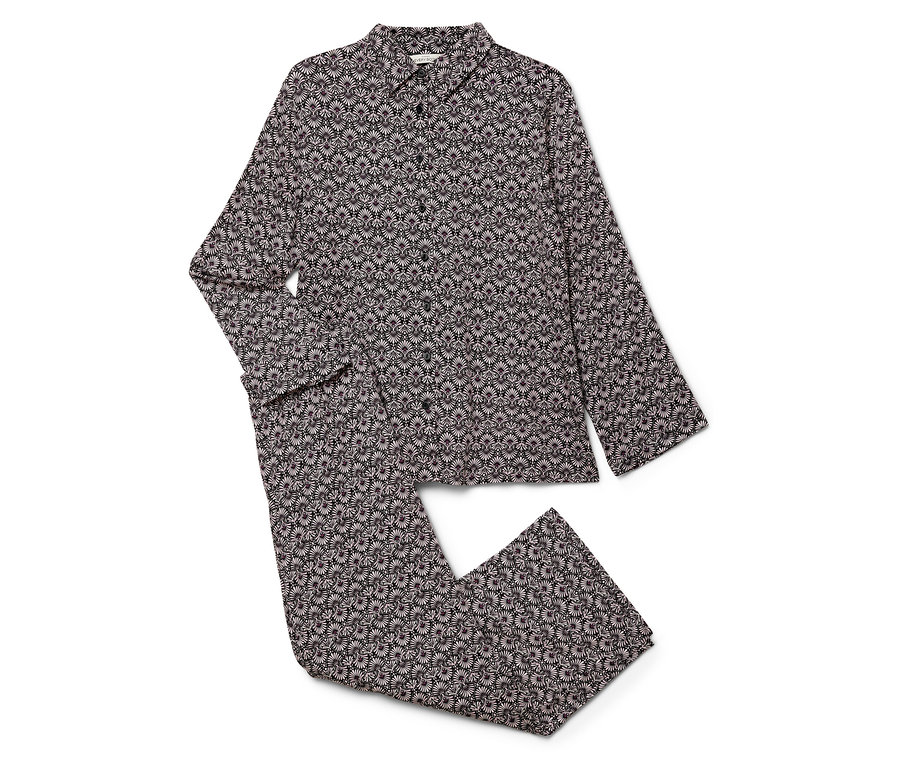 Beyaz bir arka plan üzerinde, uzun kollu ve çiçek desenli bir pijama takımı.