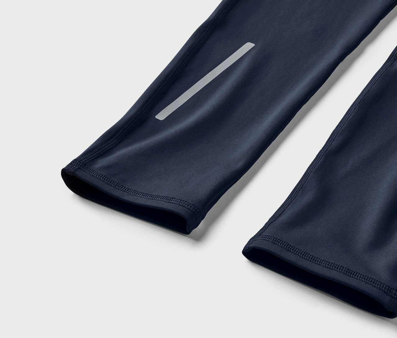 Reflektif şeritli lacivert bir kol detayı.