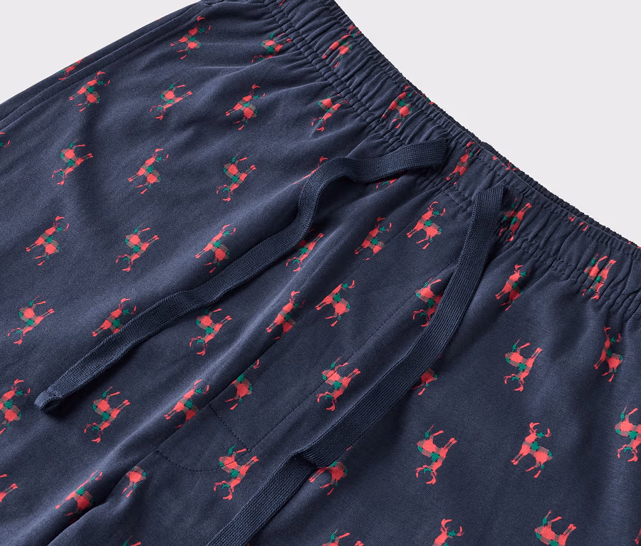 Kırmızı ren geyiği ve yeşil eyerli mavi bir pijama altı detayı.