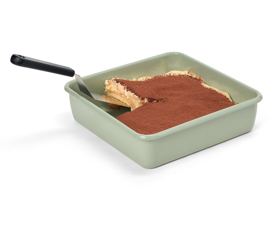 Tiramisulu ve spatulalı yeşil fırın tepsisi.