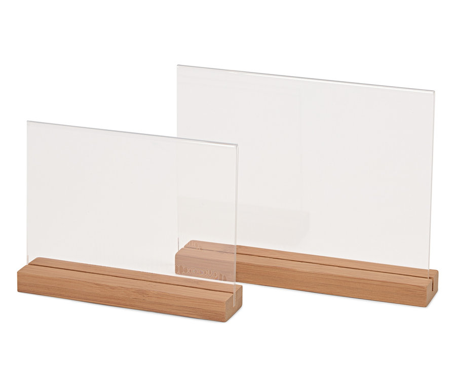 Ahşap tabanlı iki adet şeffaf akrilik fotoğraf çerçevesi.