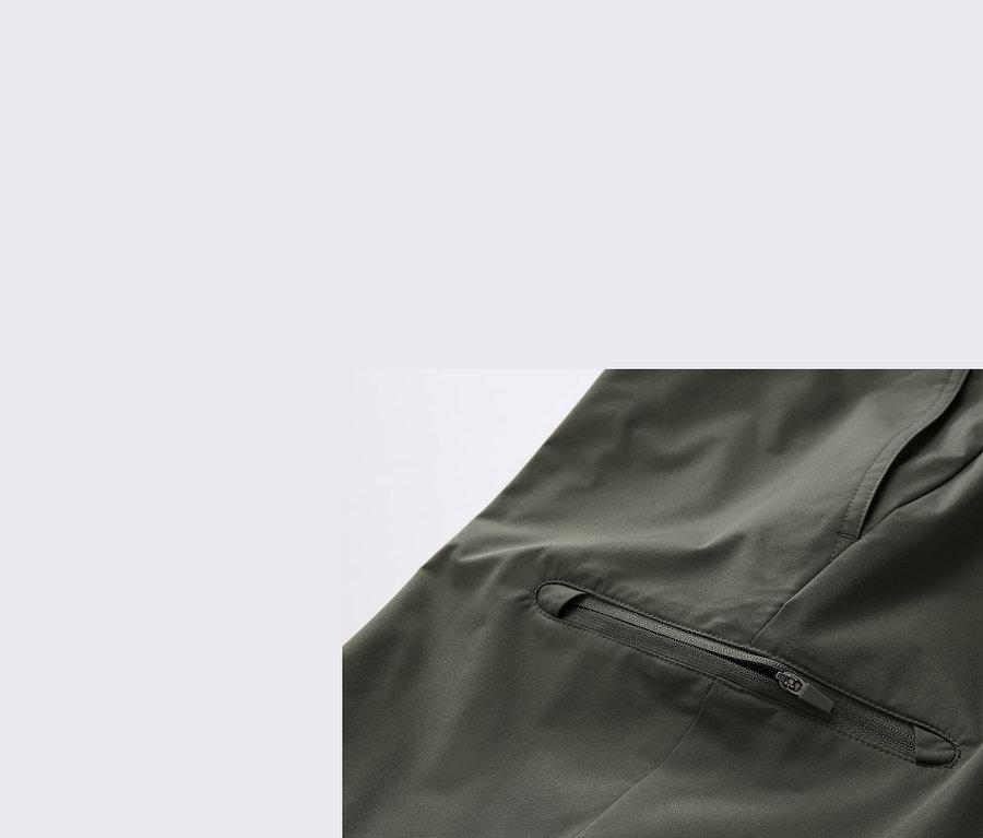 Fermuarlı cepli haki renkli 2'si 1 arada fonksiyonel pantolonun yakın çekimi.