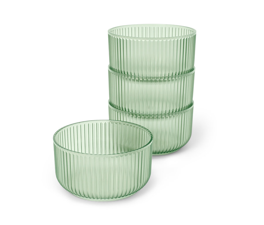 Üst üste dizilmiş dört adet yeşil plastik kap.