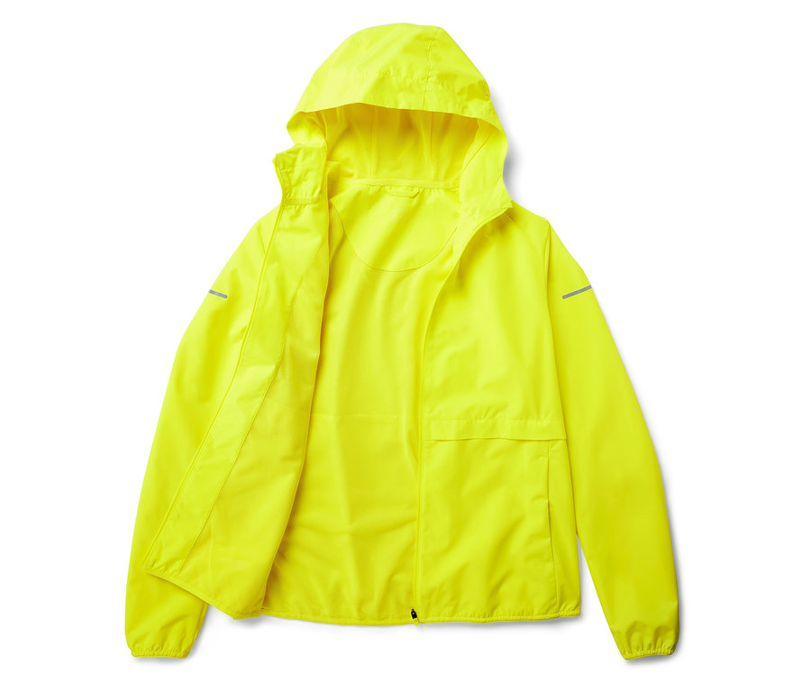 Açık neon sarısı kapüşonlu yağmurluk beyaz bir arka plan üzerinde duruyor.