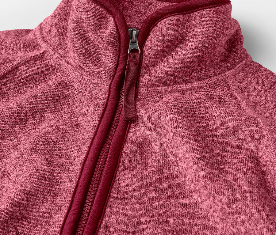 Fermuarlı, pembe örgü polar ceketin detayı.