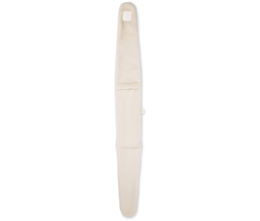 Asmak için halkası olan uzun, krem renkli ısıtma yastığı.