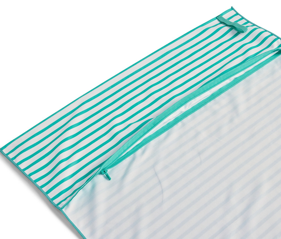 Mavi ve beyaz çizgili, fermuarlı outdoor havlu.