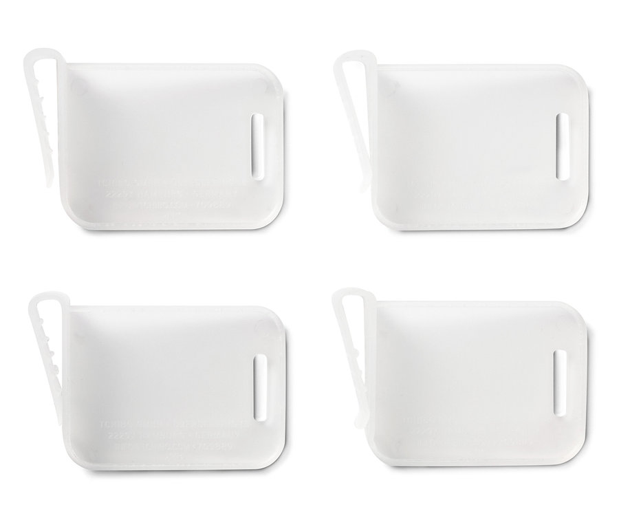 Ön tarafında klipsi ve dikey bir çubuğu olan dört beyaz etiket.