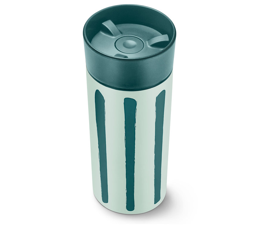Çizgili Coffee-to-go Kupası beyaz bir yüzeyde duruyor.