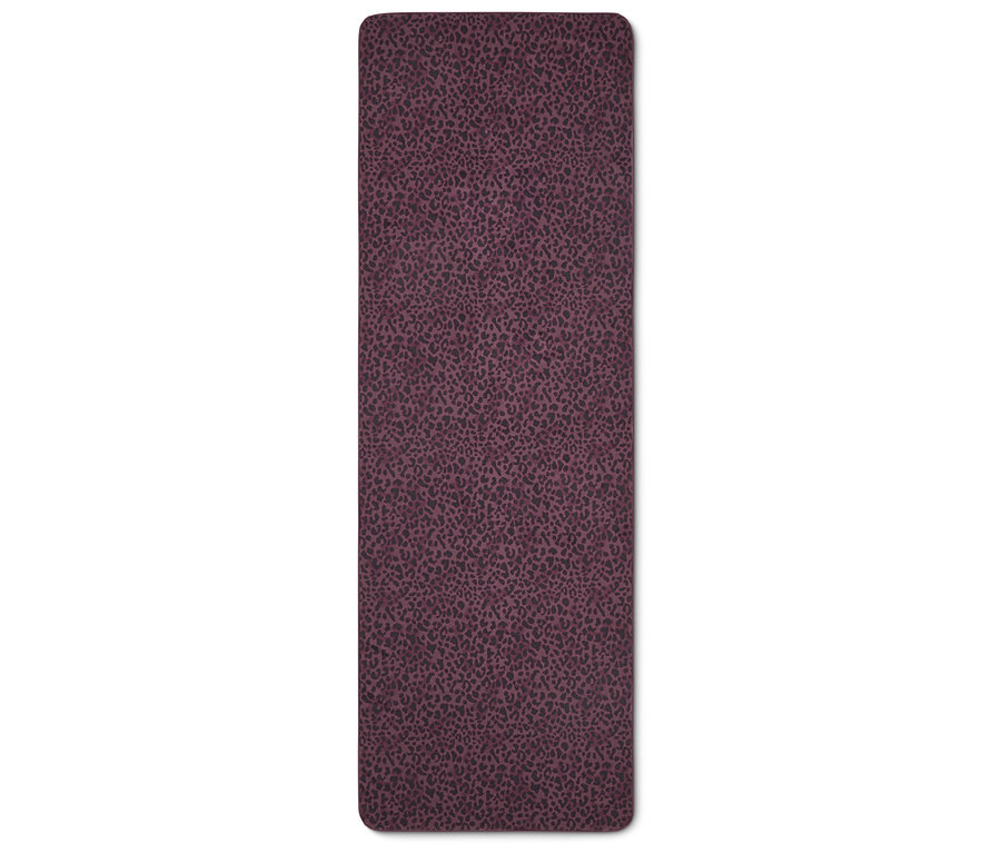 Beyaz bir arka plan üzerinde koyu leopar desenli, patlıcan renginde dikdörtgen yoga matı.