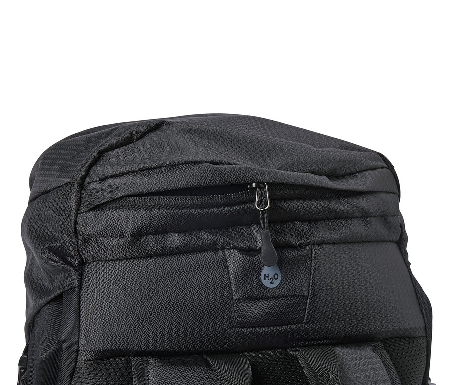 Fermuarı ve H2O etiketi olan siyah bir sırt çantasının yakın çekimi.