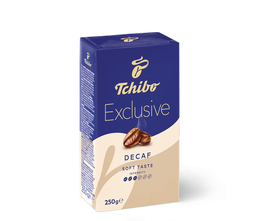 Mavi bej kutuda bir paket Tchibo Exclusive Decaf Kafeinsiz Öğütülmüş Filtre Kahve 250g.