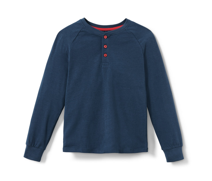 Lacivert, uzun kollu, kırmızı düğmeli çocuk pijama takımı.