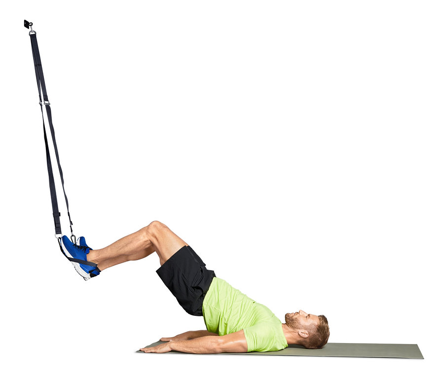 Adam Antrenman Kayışı ile egzersiz yapıyor.