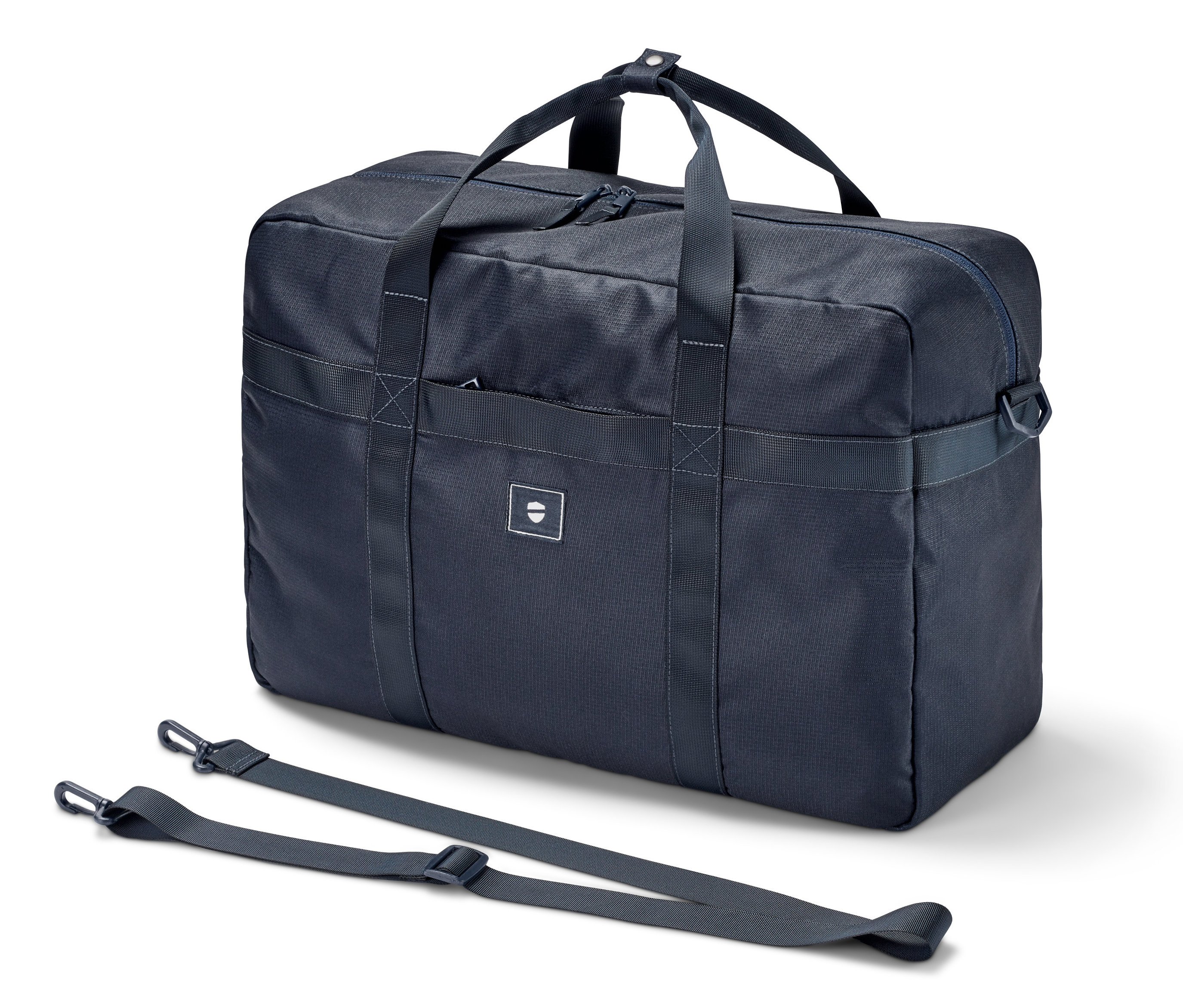 Mavi seyahat çantası ve askısı beyaz bir zeminde duruyor.