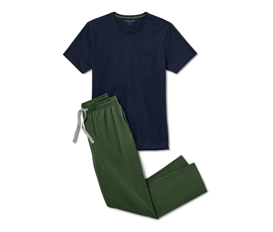 Lacivert bir pijama tişörtü ve zeytin yeşili bir pijama altı.