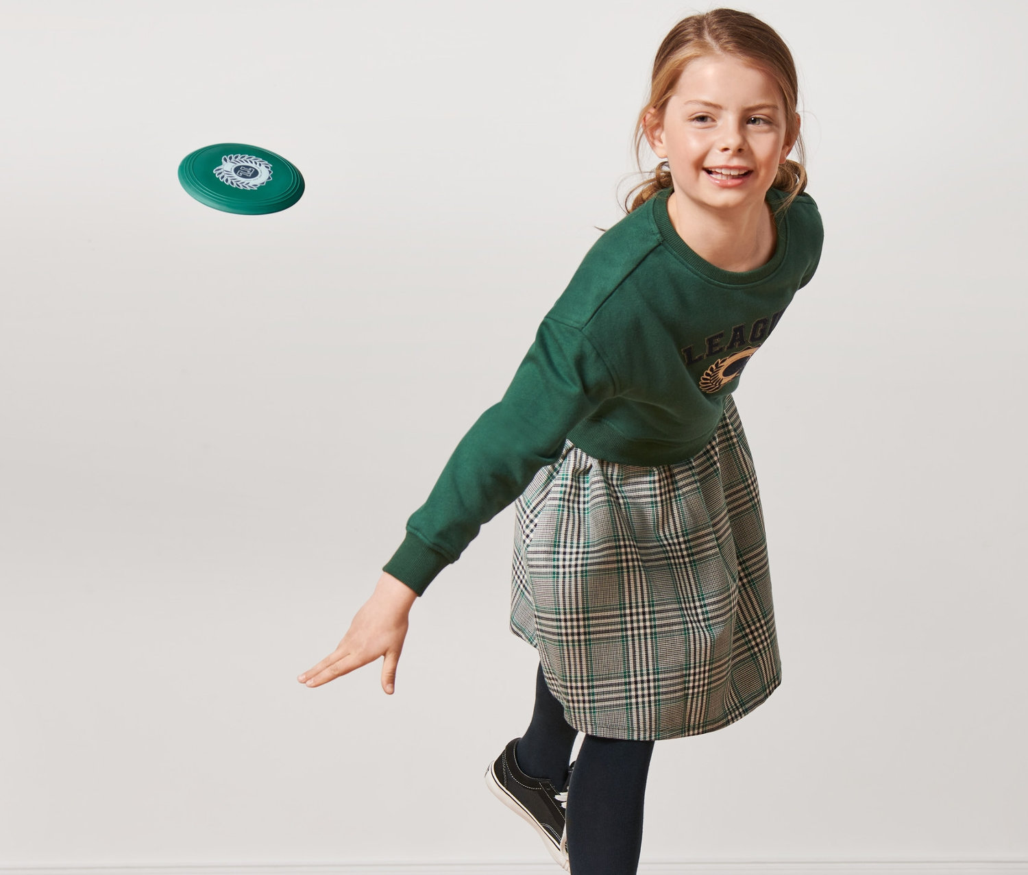 Kız yumuşak frizbi atıyor