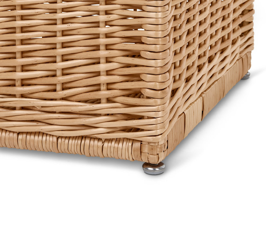 Metal ayaklı hasır sandığın köşe detayı.