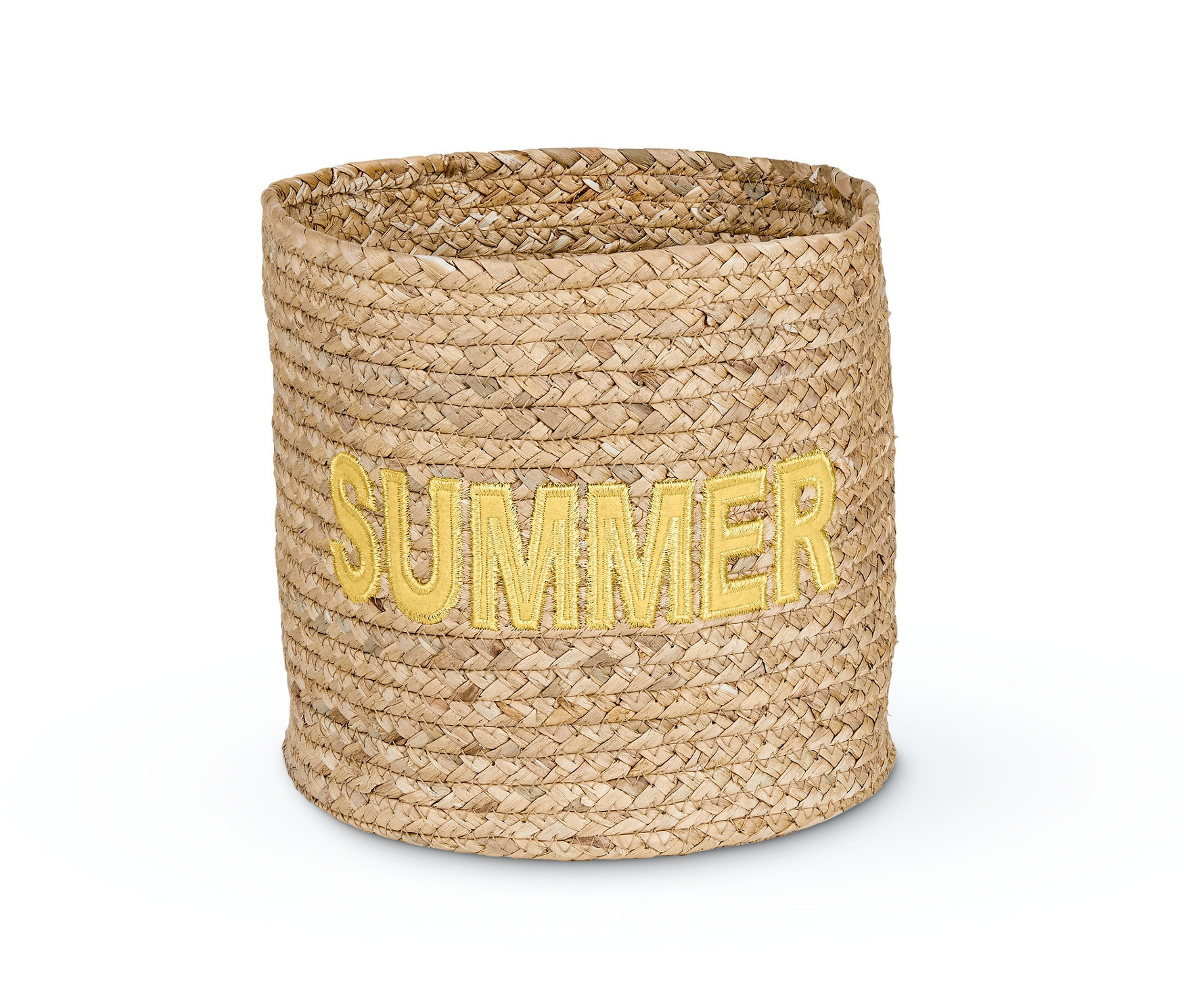 Beyaz bir arka plan üzerinde, SUMMER yazısı olan hasır bir saklama sepeti.