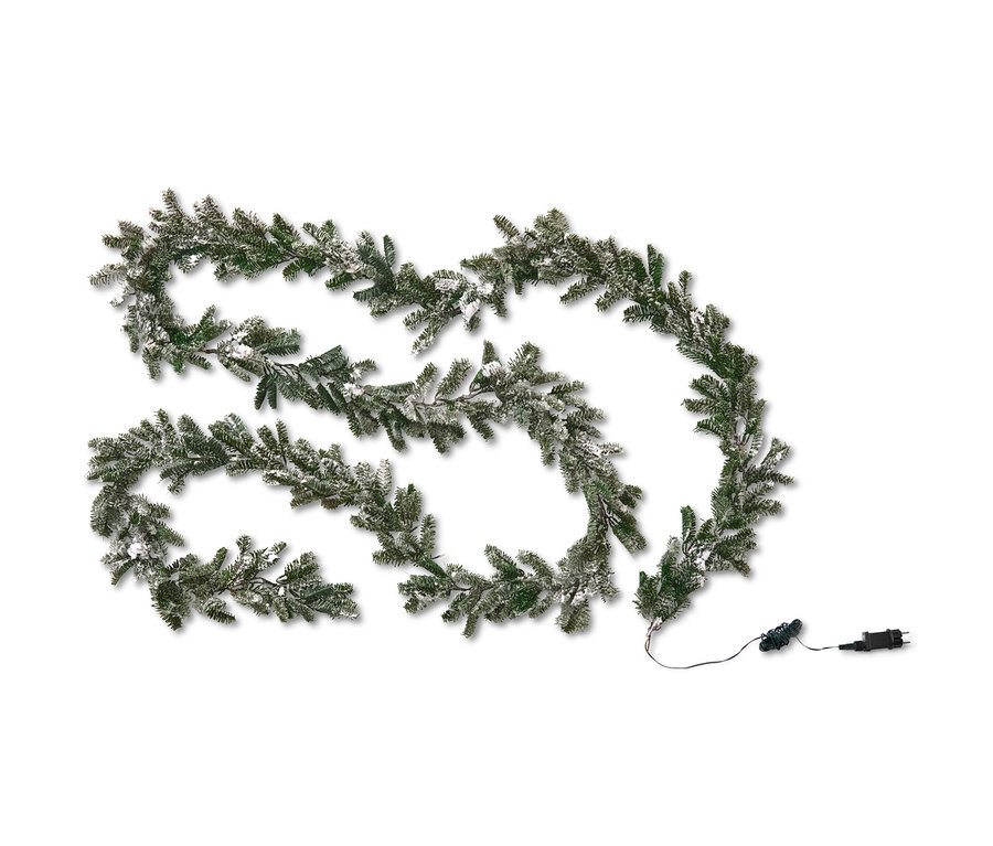 Yapay karlı LED çam şerit süsleme beyaz bir arka plan üzerinde duruyor.