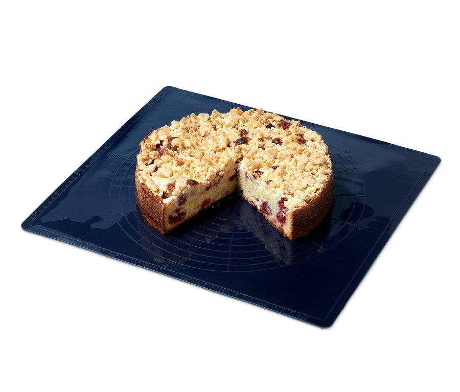 Mavi dayanıklı pişirme matının üzerinde dilimlenmiş crumble kek.