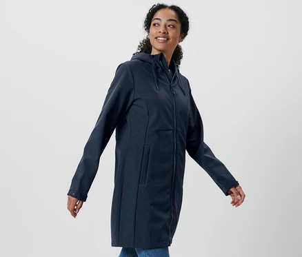 Kadın lacivert softshell mont giyiyor.