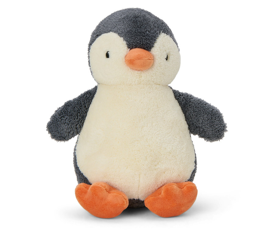 Pelüş »Penguen« hayvanı beyaz bir arka planda oturuyor.