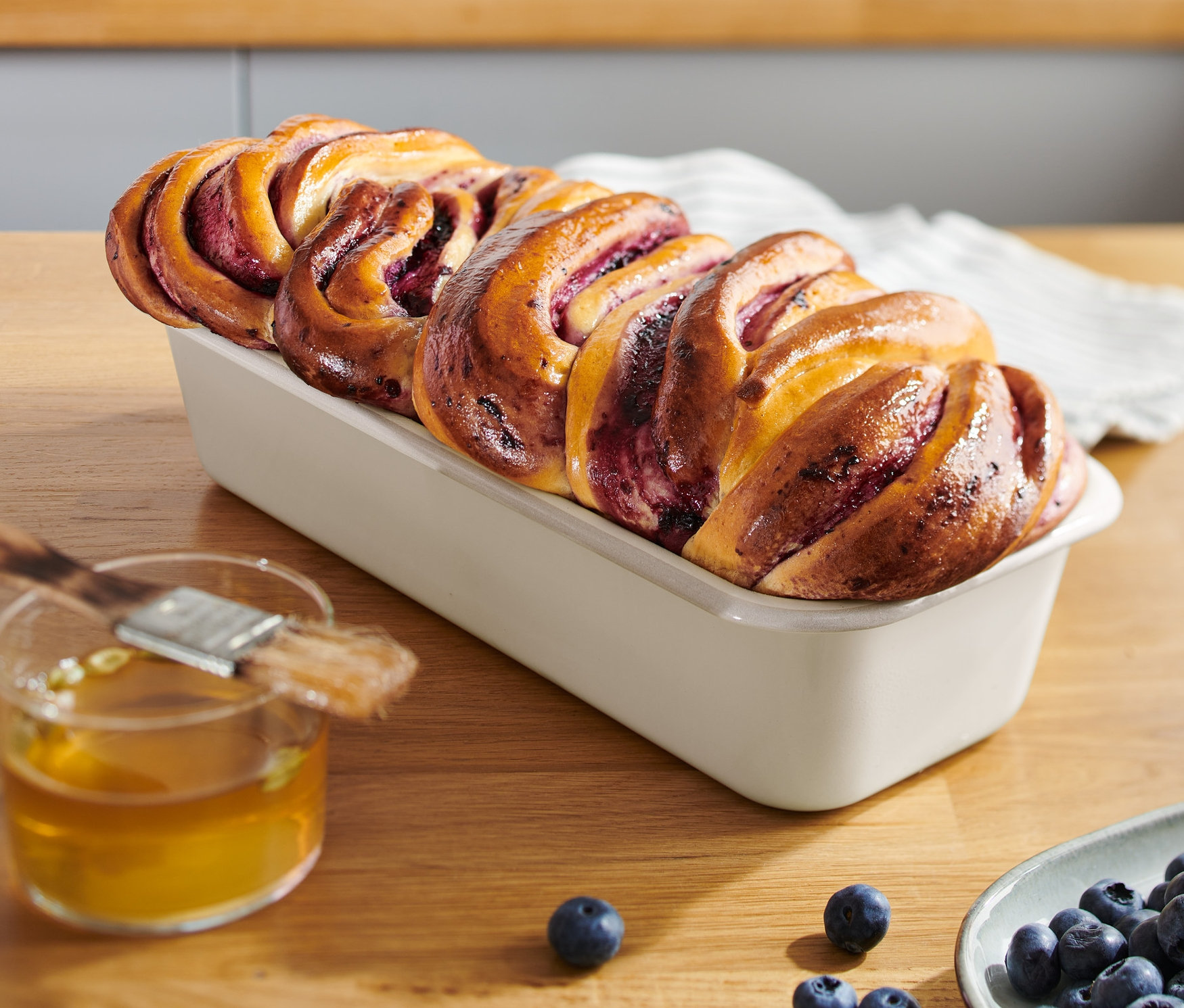 Emaye baton kalıbında yaban mersinli pişmiş kek.