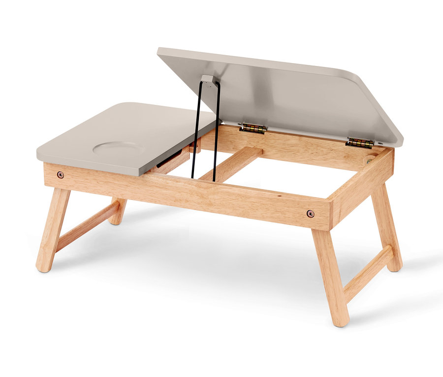 Gri tablası ve ahşap ayakları olan bir yatak masası açılmış.