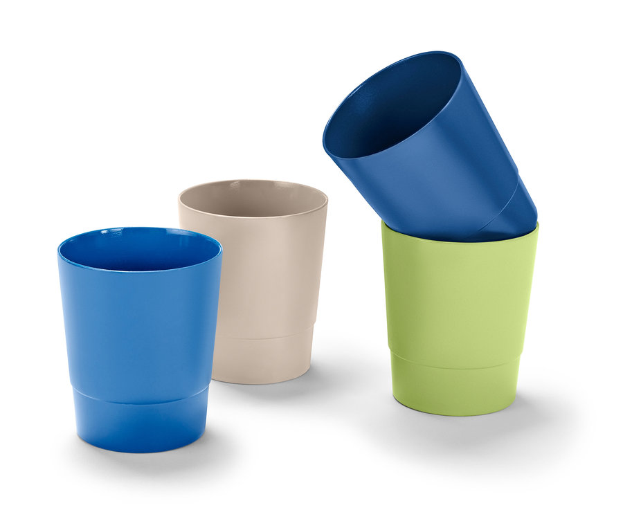 Mavi, bej ve yeşil renklerde dört adet plastik bardak.