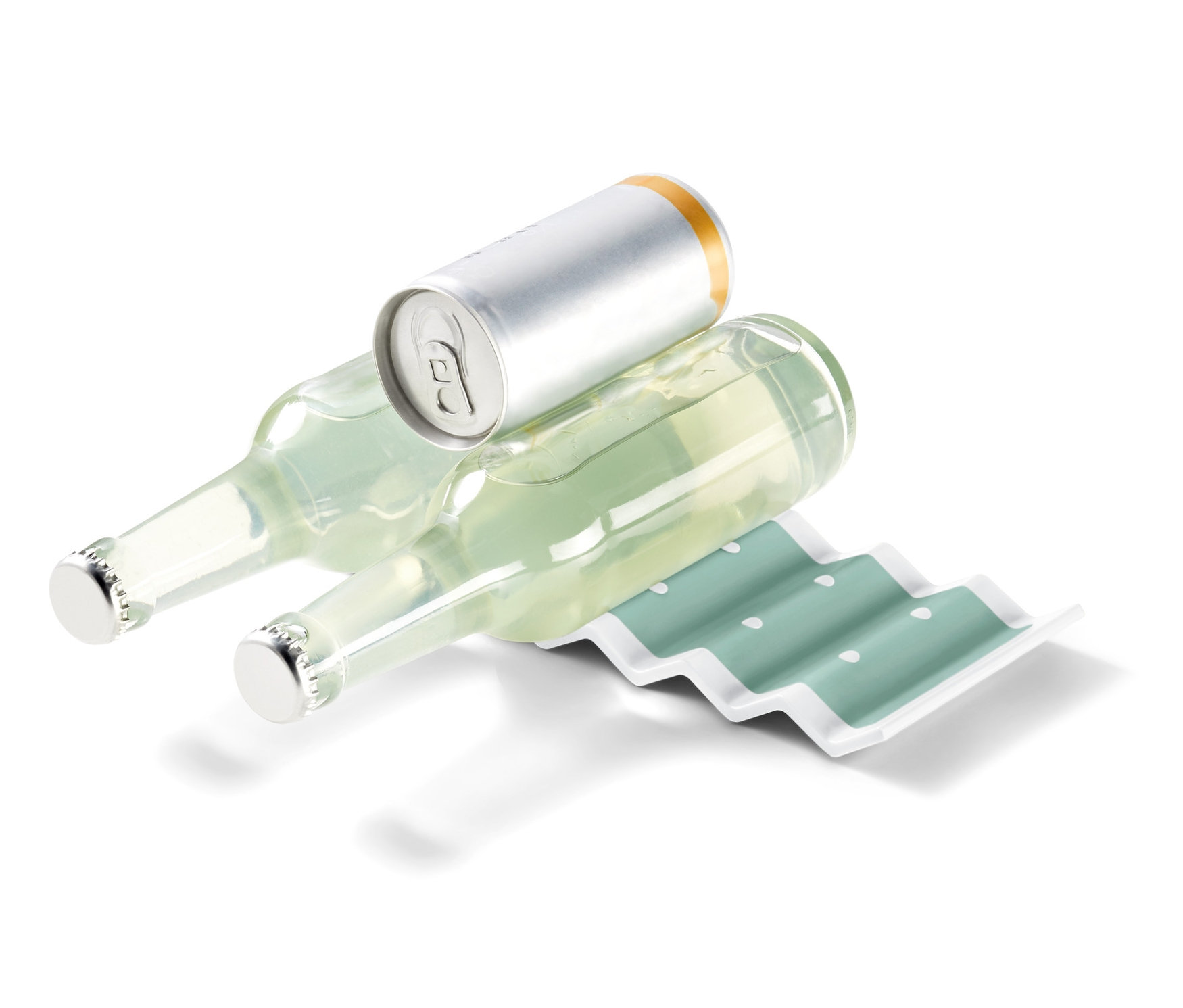 İki şişe ve bir kutu, Buzdolabı Şişe Tutacağı üzerinde duruyor.