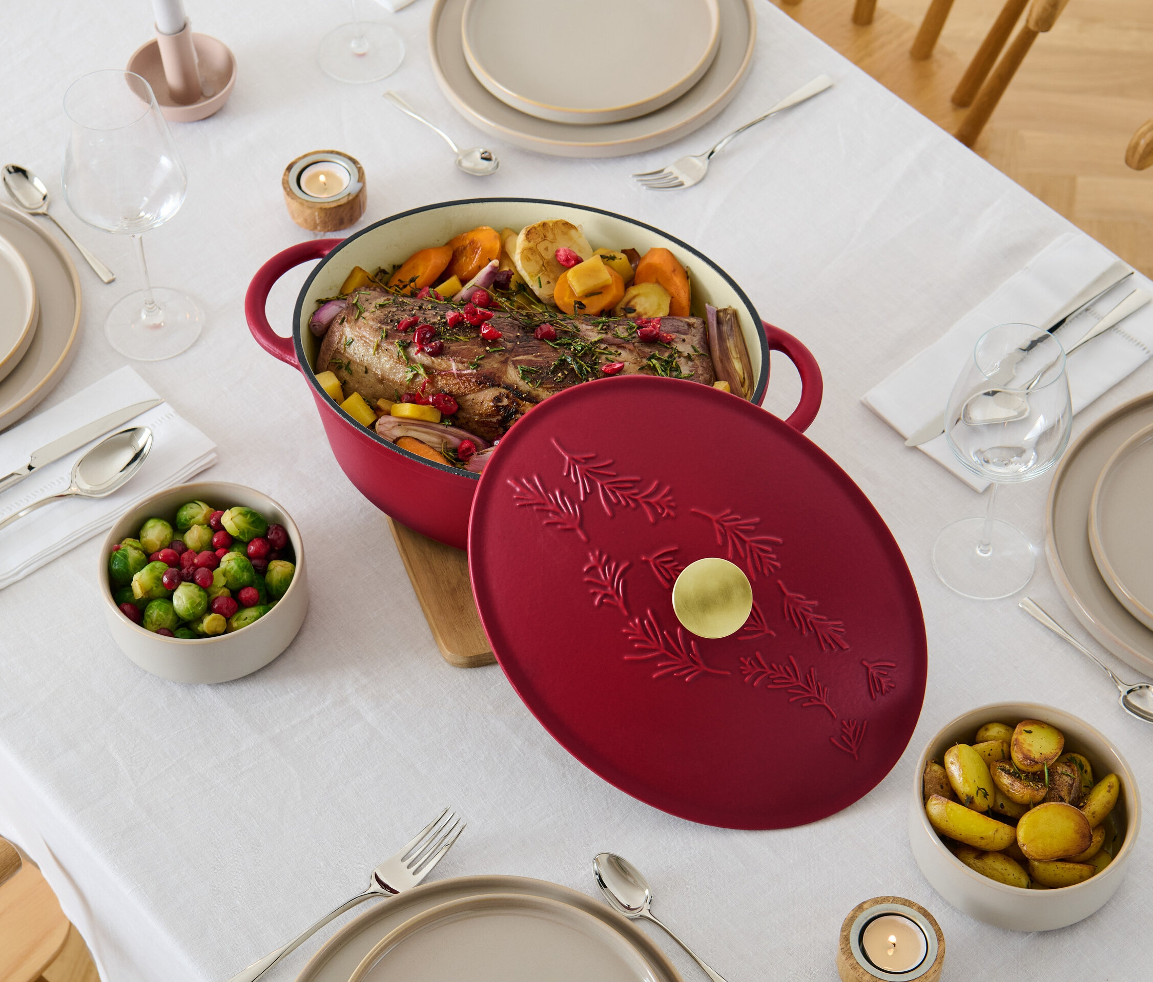 Sofrada demir döküm, oval tencerede yemek.