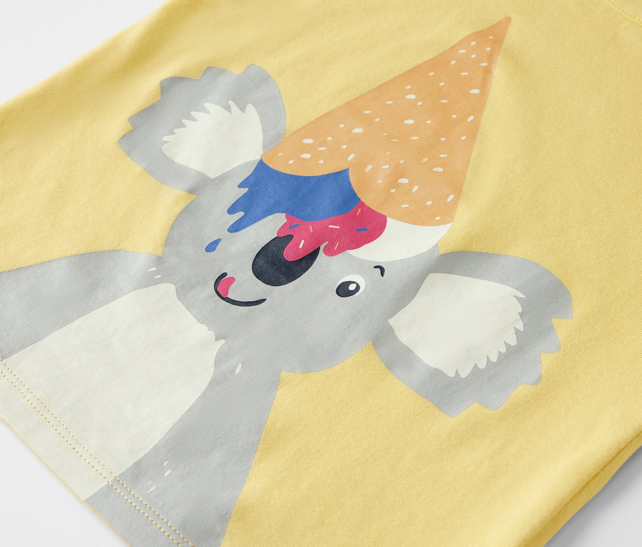 Başında dondurma külahı olan koala desenli sarı, kısa kollu çocuk pijaması.