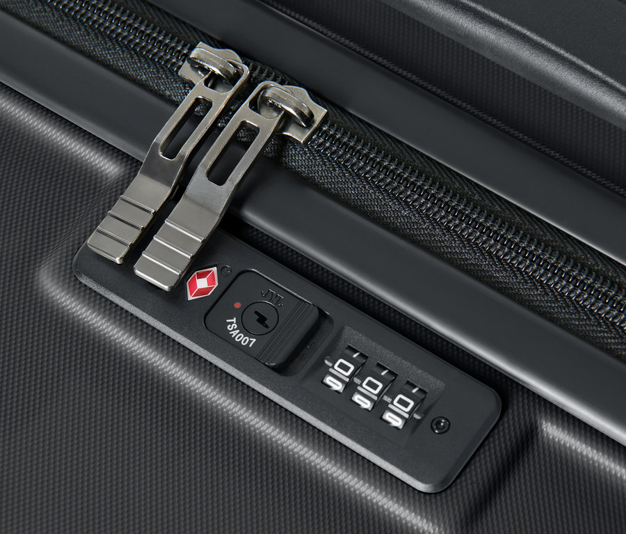 TSA şifreli kilide sahip büyük sert bavulun yakın çekim görüntüsü