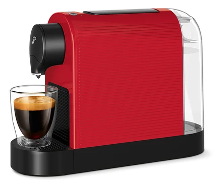Bir fincan kahve ile kırmızı Cafissimo pure+ kahve makinesi.