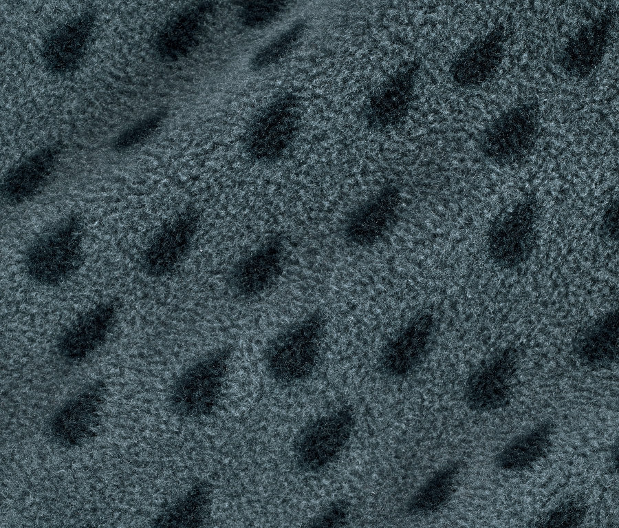 Damla desenli küçük çocuk polar ceketinin yakın çekimi.