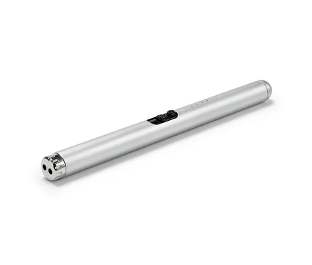 Gümüş renkli elektrikli ark çakmağı beyaz bir arka planda duruyor.